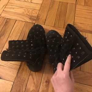 Black short furry boots